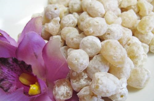 Đợi mứt hạt sen nguội, xếp hạt sen khô vào hũ thủy tinh, rắc lên 1 lớp đường trắng và bảo quản trong tủ lạnh dùng dần. Ảnh: 7monngonmoingay.info.