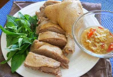 Thịt vịt chín, đem vớt thịt ra, để nguội và xắt ngang thành những miếng nhỏ vừa ăn. Làm nước chấm. Pha nước nắm gừng là pha 4 muỗng súp nước lọc + 1 muỗng nước mắm + ¼ muỗng cafe muối + 1 muỗng cafe đường + 1 muỗng gừng băm và cho thêm ớt theo khẩu vị. Nêm nếm lại cho vừa ăn. Ảnh: Dichonhanh.com.