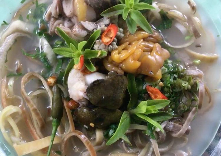 Đổ hoa chuối vào đảo đều vừa héo, tắt bếp. Thêm ngò gai, ngò om và ớt vào là xong. Ảnh: cookpad.com.
