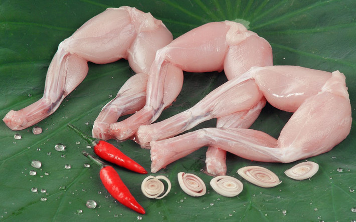 3. Canh chua cơm mẻ ếch hoa chuối. Nguyên liệu: Ếch đồng, hoa chuối, cơm mẻ, đường, muối, bột ngọt, hạt nêm, dầu ăn, ngò gai, ngò om xắt nhỏ, ớt. Ếch làm sạch cắt khúc vừa ăn, hoa chuối xắt khoanh tròn lớn nhỏ tuỳ ý. Ảnh: phunuvietnam.vn.