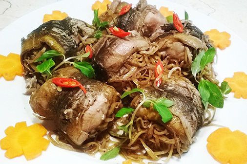 Tiếp đến tiến hành cuộn lươn. Lấy miếng lươn, đặt lá lốt đã gập đôi lên trên và cho 1 miếng chuối xanh vào, cuộn đều sao cho lươn bọc kín hết phần lá lốt và chuối là được. Cuối cùng lót 1 ít hoa chuối ở dưới đáy nồi. Rồi lần lượt cho các loại gia vị vào om cho lươn được chín mềm khoảng 15 phút là được. Ảnh: Thucthan.com.