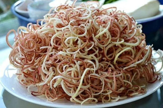 Cá lóc bỏ vào chảo dầu chiên cho cứng, để khi nấu canh, cá không bị nát. Hoa chuối bóc lớp vỏ cứng bên ngoài. Dùng dao nhỏ sắc, xắt theo chiều ngang. Xắt đến đâu ngâm ngay vào 1 thau nước pha loãng muối và chanh để hoa chuối không bị thâm. Ngâm khoảng 15 phút rồi sau đó vớt ra, rửa sạch để vào rổ cho ráo nước. Ảnh: Thucthan.com.