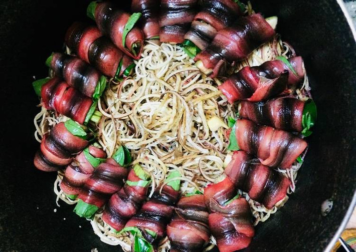 Lươn đồng sơ chế sạch, lọc bỏ xương và phần đầu đuôi. Đem rửa sạch để ráo nước. Chuối xanh gọt vỏ, thái con chì đem rửa sạch với nước muối loãng cho bớt nhựa. Ảnh: cookpad.com.