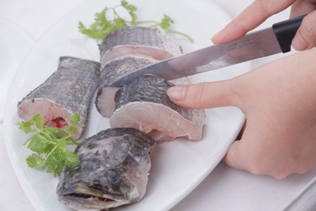 Cho 1 muỗng dầu vào chảo, trút tỏi băm và 1/2 nghệ giã dập phi thơm. Sau đó trút hoa chuối vào, nêm bột nêm, cơm mẻ. Đảo đều khoảng 3 phút cho ngấm gia vị. Ảnh: Kemtrabanh.com.