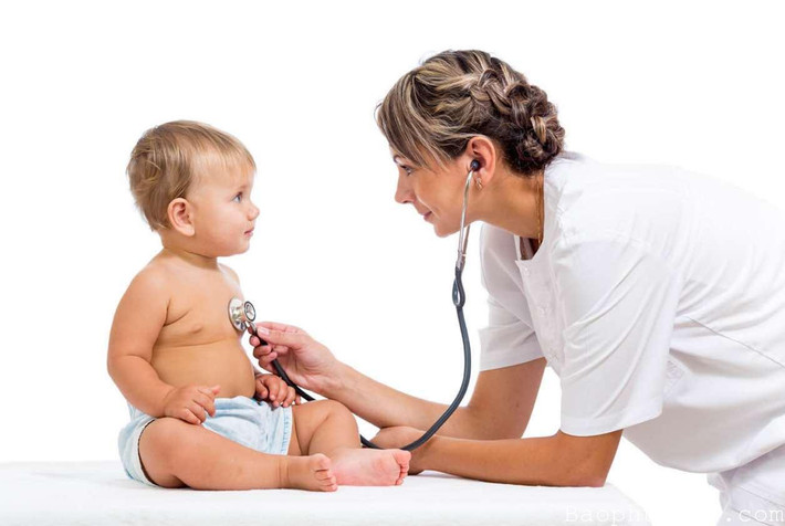 Viêm phế quản là bệnh gây ra do có vấn đề về đường hô hấp. Đây là căn bệnh có thể gặp ở bất kì đối tượng nào nhưng phổ biến nhất là ở trẻ em. Nếu không kịp thời chữa trị sẽ gây ra những biến chứng khó lường, nguy hiểm: Ảnh: oeoe.vn.