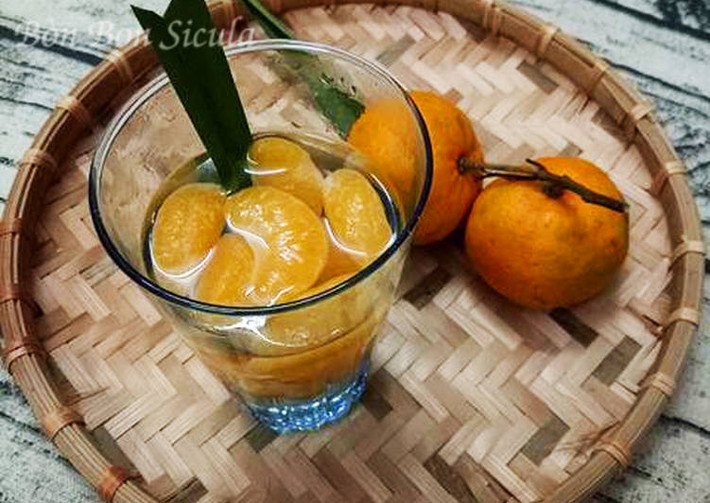 Cho đường phèn vào nồi nước nấu cho tan, bỏ múi quýt vào nấu thêm 10 phút cho thấm, để nguội bỏ lọ thủy tinh sạch dùng dần. Pha nước uống. Ảnh: cookpad.com.