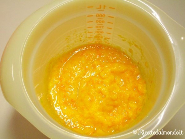 4. Bánh quýt. Nguyên liệu: Quýt vỏ cam, bột nổi, bột mì, nước lạnh, đường. Quậy bột và nước bằng dụng cụ đánh trứng, cùng lúc, cho một ít đường vào. Để bột nghỉ. Ảnh: vi.recettepro.info.