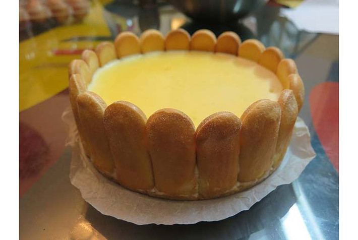 Trong khi đó cắt quýt thành những lát (miếng) hình tròn, mỏng. Quýt phải bỏ vỏ, hột và xơ quýt, nếu quên khi ăn bánh sẽ bị đắng. Xé nhỏ một lát quýt vào hỗn hợp bột - nước. Ảnh: Soi.today.vn.