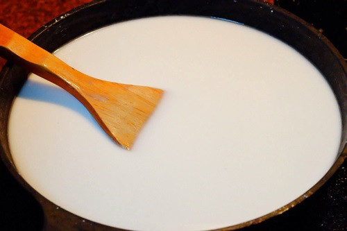 3. Bánh tai yến. Nguyên liệu: Bột nếp, bột gạo, đường, vani, nước. Cho bột nếp và bột gạo vào tô to, cho 1 lượng nước vừa đủ rồi khuấy đều để bột không bị vón cục. Ảnh: doisongphapluat.com.