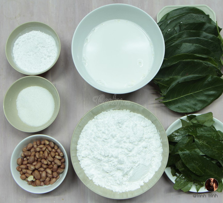 2. Bánh lá mít. Nguyên liệu: Bột gạo, lá mít tươi, nước cốt dừa, nước hàng, đường, bột năng. Pha bột gạo với một ít nước, nhồi thật mịn, thêm chút muối. Nắn bột vào bên dưới vân lá mít, chỉ cần một lớp mỏng vừa phải. Ảnh: Cooky.vn.