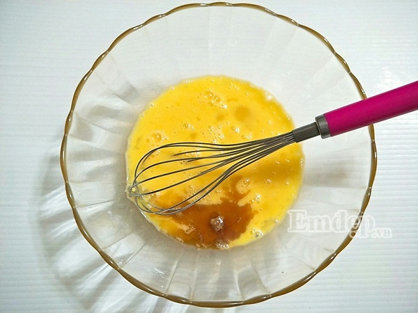 Bột gạo hòa tan trong chén nước cốt dừa cho đều và không vón cục. Trứng vịt đập ra thố sạch, dùng phới lồng hoặc đũa quậy 1 chiều cho tan lòng đỏ vào lòng trắng. Sau đó, cho phần nước cốt dừa và bột gạo vào quậy cho tan đều. Ảnh: baocungcau.net.