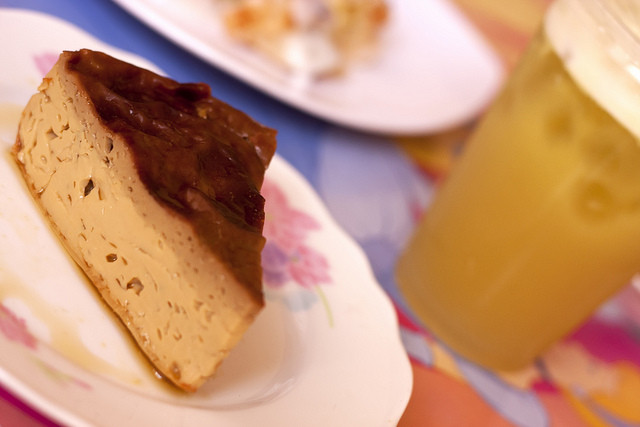 Sau đó, cho khuôn bánh vào nướng trong khoảng 60 phút là bánh chín. Bánh chín, lấy ra khỏi lò, để nguội rồi cho vào tủ lạnh qua đêm hoặc 4 giờ đồng hồ. Sau đó, róc bánh ra khỏi khuôn và thưởng thức. Ảnh:bepmonngon.com.