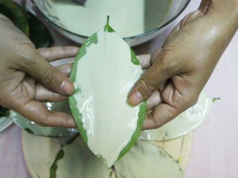 Bắt nồi hấp lên đun nước sôi khoảng 10 phút trước khi hấp, cho từng lá mít vừa nắn bột xếp vào nồi, hấp trong 10 phút. Ảnh: nauzi.com.