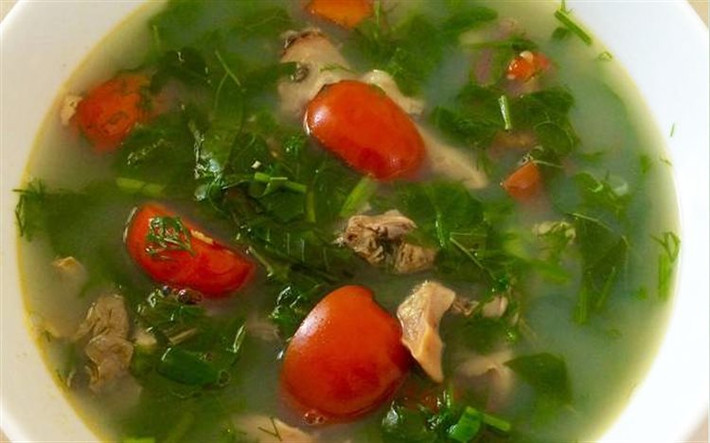 Bắc nồi nước luộc trai đã gạn lên bếp đun sôi rồi đổ trai vừa sào vào nêm nếm cho vừa độ mặn khi nước sôi bùng lên cho rau, ớt vào lấy đũa đảo đều bắc xuống. Ảnh: Cooky.vn.