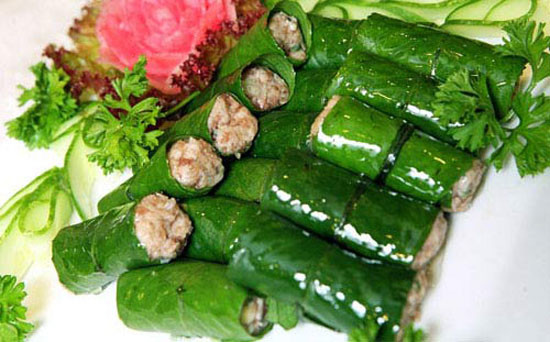 Bắc chảo lên bếp rồi cho dầu ăn vào đun cho nóng già thì thả từng miếng chả vào. Để mức lửa vừa rồi chiên cho miếng chả chín đều 2 mặt, khi thấy lá xương sông chuyển sang màu xanh đậm và phần thịt bên trong vàng 2 đầu thì gắp chả ra đĩa có giấy thấm dầu. Ảnh: toinayangi.vn.