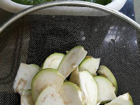 3. Cà bát xào tía tô, lá xương sông. Nguyên liệu: Cà bát, lá tía tô, lá lốt, xương sông, ớt quả, tỏi, gia vị. Cà bát rửa sạch, thái miếng ngâm chút dấm để không bị thâm. Tía tô, lá lốt và xương xông rửa sạch, thái nhỏ. Ảnh: cookpad.com.