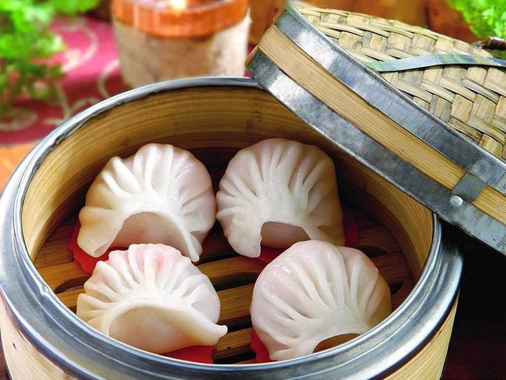 Chuẩn bị những tờ giấy dùng hấp bánh, nếu có thể dùng giấy bình thường và quét dầu thực vật lên trên cho vào rây hấp để cho bánh không bị sát vào giấy khi chín. Ảnh: anhduongtour.com.
