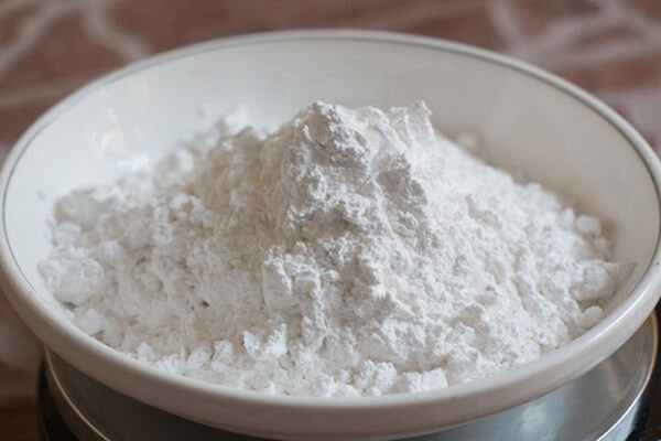 1. Há cảo tôm thịt. Nguyên liệu: Vỏ bánh: bột năng, bột gạo, muối. Nhân bánh: thịt lợn băm, tôm băm, nấm mèo, hành tím, hành lá, cà rốt, gia vị. Hòa tan cùng khoảng 200ml nước sôi cùng một chút muối, khuấy đều cho đến khi nước bớt nóng thì dùng tay nhào bột. Ảnh: daylambanh.edu.vn.