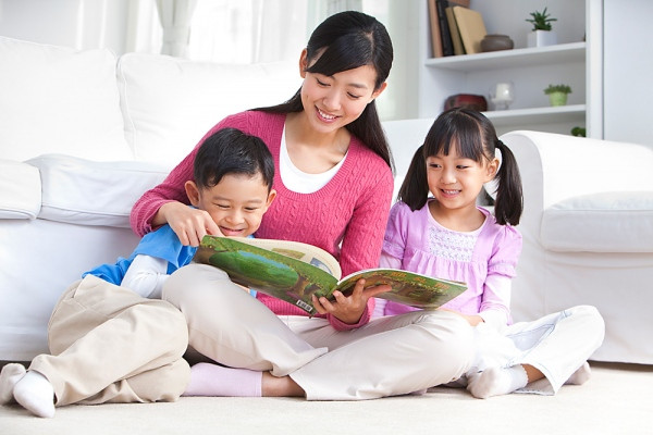 Kể chuyện cho bé nghe, đọc cho bé qua những cuốn truyện tranh ngộ nghĩnh để giúp bé khơi gợi vốn từ vựng và kiến thức ở bé. Ảnh: bau.vn.