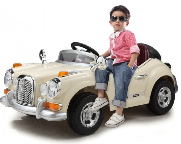 Mỗi khi bạn dạy con điều gì, hãy gắn chặt với thực tế. Ví dụ, bạn dạy con về ô tô, cho con nhìn hình trước và dắt con đi ra đường nhìn ngắm những chiếc ô tô thật sự, cùng nói chuyện, bàn luận với con. Ảnh: exclusivnews.ro.