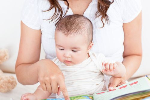 3. Dạy bé cách ghi nhớ: Hãy dạy trẻ những đồ vật dễ nhớ như lá cờ, màu sắc của các loại hoa quả, tên của các con vật, hoặc tên các loại đồ chơi,... Ảnh: meo.vn.