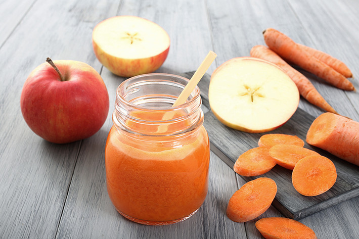 5. Nước ép carot, táo và gừng. Những thành phần trong loại nước ép này đều có khả năng giúp cơ thể hạn chế hấp thu chất béo, giúp cơ thể tiêu hao độc tố và đẩy nhanh quá trình trao đổi chất, rất tốt cho cơ thể. Ảnh: youngandraw.com.