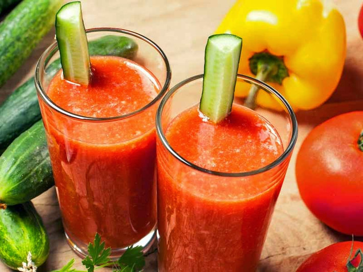 4. Nước ép cà chua và dưa chuột. Cà chua và dưa chuột không những giúp da bạn mịn màng hơn, giảm những nốt mụn đáng ghét mà còn là một loại thức uống giúp giảm cân hiệu quả. Ngoài ra cà chua và dưa chuột còn giúp cơ thể thúc đẩy nhanh hơn quá trình trao đổi chất, loại bỏ mỡ thừa. Ảnh: yeah1.vn.