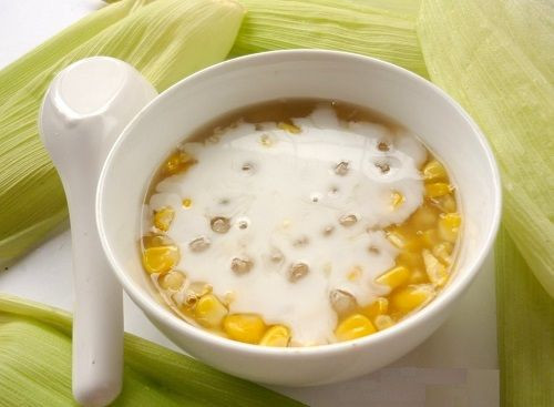 Khi nồi chè sôi lại, cho đường vào rồi nhanh tay đảo đều. Để nồi chè sôi lần nữa thì các bạn chuyển sang chế độ ủ nhé. Khoảng 5 phút sau kiểm tra, thấy các nguyên liệu chín mềm nhừ rồi là được. Chè chín múc ra bát, rắc một ít dừa nạo lên trên, dùng nóng hay lạnh đều ngon. Ảnh: blog.Beemart.vn.