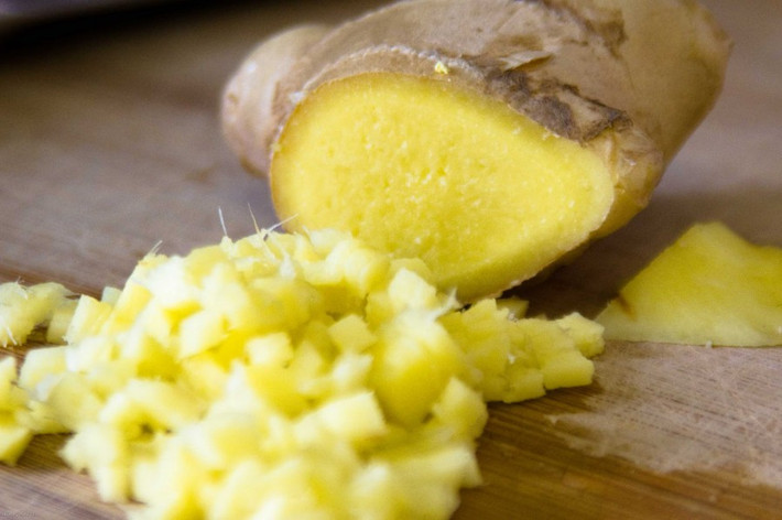 Gừng cạo vỏ, thái lát hoặc đập dập. Cho gừng + đường vào nồi chè và nhấn nút cook (nấu) thêm chừng 20 phút cho đỗ đen mềm nhừ rồi rút phích điện. Cho bột trân châu ra tô, thêm vào 1 chút nước nóng và nhào đến khi thu được khối bột mịn. Ảnh: chuyengiaamthuc.com.