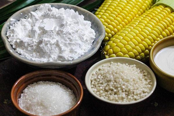 2. Chè bắp. Nguyên liệu: Ngô ngọt, gạo nếp, đường thốt nốt, lá dứa, dừa nạo. Ngô ngọt bóc vỏ, nhặt sạch râu, tẽ hạt. Phần cùi để lại để luộc lấy nước cho ngọt. Gạo nếp vo sạch, lá dứa rửa sạch. Lá dứa sẽ giúp chè của các bạn được thơm hơn. Ảnh: daotaobeptruong.vn.