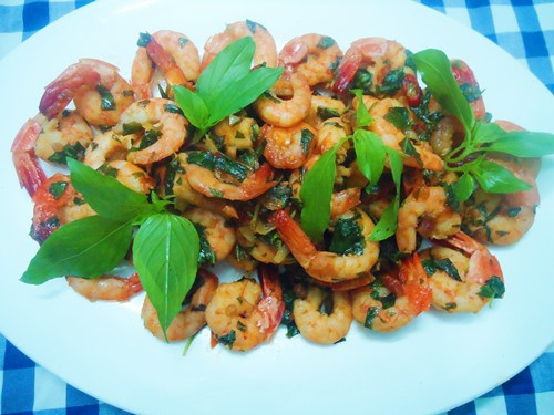 Cho rau húng quế thái nhỏ vào, kế đó mới trút phần tôm xào sẵn vào đảo cùng cho đến khi tôm chín hẳn. Sau cùng mới cho rau húng để nguyên lá vào đảo lại trong giây lát rồi tắt bếp. Ảnh: eva.vn.