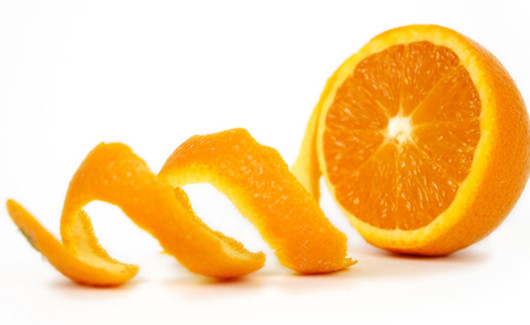 2. Vỏ cam. Vỏ cam chứa lượng vitamin C cao gấp 2 lần so với ruột cam. Chỉ cần xay nhuyễn vỏ trái cam khô thành bột trộn chung với sữa tươi, thoa lên da cổ từ 15 – 20 phút. Vitamin C và thành phần kháng oxy hóa của cam giúp làm đẹp da và có tác dụng tẩy trắng da. Ảnh: phunutoday.vn.