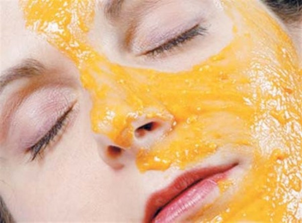 Vỏ cam còn có công dụng tẩy tế bào chết hiệu quả, vì trong vỏ cam có chứa nhiều flavonoid và vitamin C, những chất này sẽ kích thích quá trình trao đổi chất trên da, nâng cao sức đề kháng cho nang lông. Ảnh: ykhoaviet.vn.