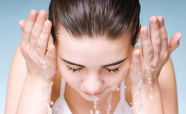Vỏ cam rất hữu ích để làm sáng khuôn mặt có nhiều khuyết điểm. Bạn hãy chuẩn bị vài chiếc vỏ cam. Sau đó lấy tăm chích lên vỏ cam. Chuẩn bị một bát nước ấm và ngâm vỏ cam qua đêm. Rửa mặt bằng nước cam này và để chúng tự khô. Ảnh: myphamthiennhiennature.vn.