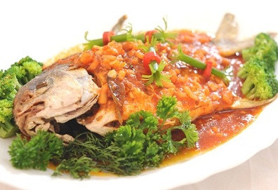 Cà chua thái nhỏ cho dầu ăn, bột canh vào hầm nhừ. Cho cá vào sốt cùng cà chua. Thêm hành răm thì là vào. Ảnh: Dichonhanh.vn.