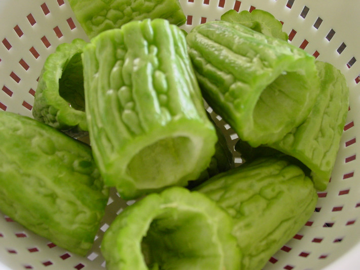 1. Khổ qua (mướp đắng) nhồi đậu hũ kho chay. Nguyên liệu: Khổ qua, đậu hũ, nấm mèo, boa rô, gia vị: hạt nêm, tiêu, đường, dầu ăn, nước tương, nước dừa, ớt bột. Khổ qua cắt khoanh tròn dày khoảng 2 cm, làm sạch ruột, rửa sạch rồi để ráo nước. Ảnh: doisongphapluat.com.