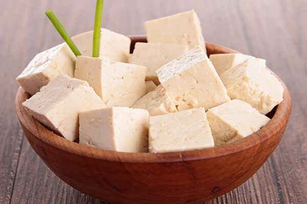 Nấm mèo ngâm nước cho nở, bằm nhỏ. Cà rốt băm nhỏ. Đậu hũ chần với nước sôi khoảng 1-2 phút, vớt ra để ráo nước, dằm đậu mịn ra. Trộn đều đậu hũ với cà rốt, nấm mèo, hạt nêm chay, tiêu. Ảnh: monngon.tv.
