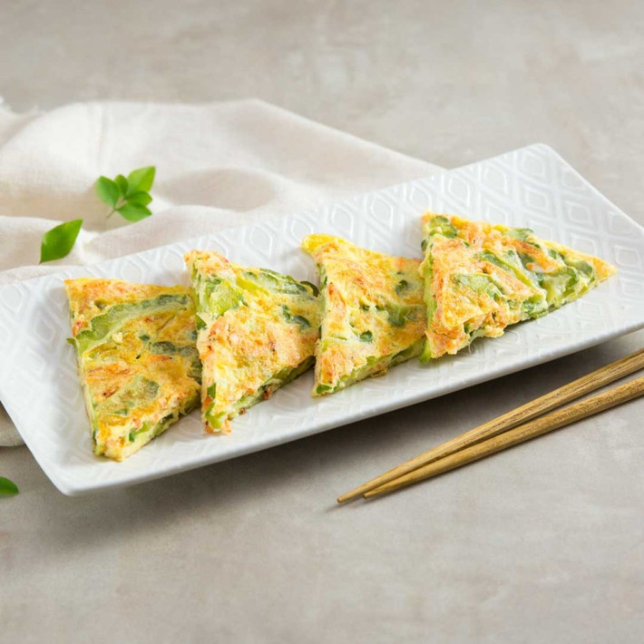 Sau đó, bạn đổ trứng vào và rán vàng cả 2 mặt. Sau khi trứng chín, chúng ta cắt thành các miếng vừa ăn. Ảnh: kenh14.vn.