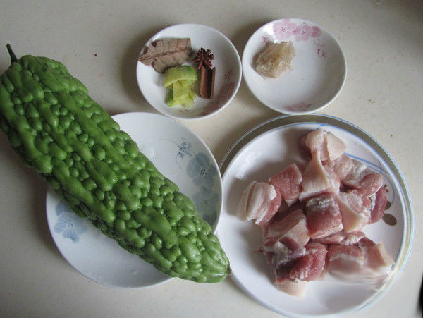2. Thịt kho mướp đắng. Nguyên liệu: Thịt ba chỉ, mướp đắng, hành lá, tỏi, hành tím, đường, nước mắm, bột nêm, tiêu, nước dừa. Thịt lợn rửa sạch, thái miếng vừa ăn. Ướp vào thịt nước mắm, tiêu, tỏi, hành băm trộn đều. Ảnh: Healthplus.vn.