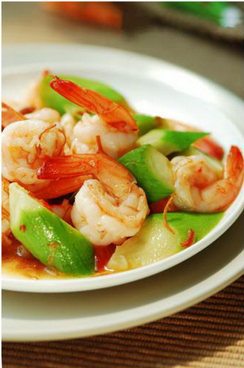 Chỉ cần đảo qua rồi nhanh tay cho mướp vào đảo cùng. Cho thêm các gia vị để món ăn được vừa miệng. Đảo đều và nhanh tay đến khi mướp chín tới là được. Cuối cùng, cho hành lá vào nhanh tay đảo đều và tắt bếp. Ảnh: aFamily.vn.
