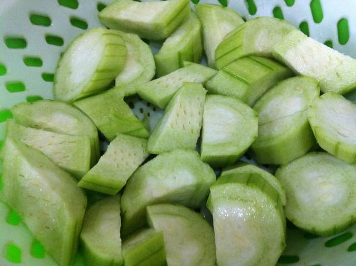2. Mướp xào mề gà. Nguyên liệu: Mề gà, mướp hương, tỏi, hành ngò, bột ngọt, gia vị, dầu ăn. Mướp gọt sạch vỏ, rửa sạch, cắt miếng để ráo. Mề gà rửa sạch sẽ với muối, rửa lại nhiều nước cho sạch, ướp mề gà với gia vị để 15 phút cho thấm. Ảnh: baomoi.com.
