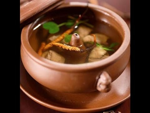 Gạo (có thể giã sơ qua) rửa sạch, rồi đem đun nhỏ lửa với nước luộc gà tới khi gạo nở ra hết, thì cho phần thịt gà, đông trùng vào đun thêm 10-15 phút nữa, bắc ra thêm hành, tiêu (tùy thích) rồi dùng nóng. Ảnh: youtube.com.