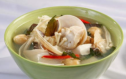 Cho ngao và nước ngao vào đun sôi lại và thả nấm đã rửa. Nếm gia vị cho vừa. Cuối cùng cho thêm hành lá thái nhỏ vào và thưởng thức. Ảnh: Mecuteo.vn.
