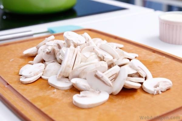 2. Trứng chiên thịt băm nấm rơm. Nguyên liệu: Trứng gà, nấm rơm, thịt băm, hành, tiêu, muối, bột ngọt. Đánh trứng với thịt băm, nấm hương cắt nhỏ. Thêm tiêu, muối, hành lá, bột ngọt. Ảnh: phonggiaoduckienxuong.edu.vn.