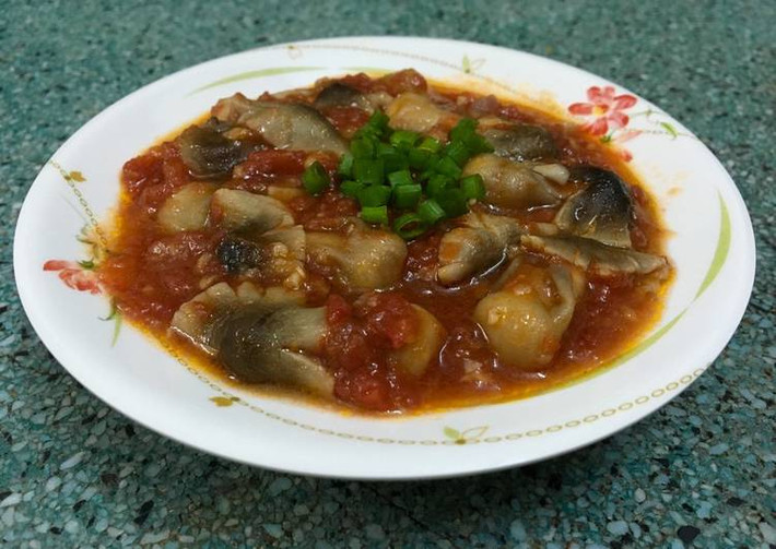 Chảo dầu cho tỏi bằm phi thơm, cho nấm vào xào, cho sốt cà vào, nêm bột nêm cho vừa ăn. Cuối cùng cho hành lá lên trên rồi tắt bếp. Ảnh: cookpad.com.