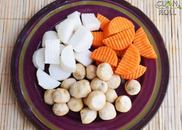 3. Đậu phụ, nấm rơm, cà rốt kho tộ. Nguyên liệu: Đậu phụ, nấm rơm, cà rốt, sả, hành tím, tiêu, nước tương, xì dầu, muối, hạt nêm, bột ngọt, đường. Đậu hủ cắt miếng nhỏ, chiên vàng. Ảnh: cuonnroll.vn.