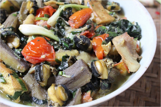 Cho thêm một chút bột canh. Xào chuối xong cho chuối và đậu vào nồi. Thêm nước gần sấp mặt đun tiếp. Đảo đều, nêm cho vừa rồi cho lá lốt thái nhỏ vào đun thêm một chút rồi tắt bếp. Ảnh: toinayangi.vn.