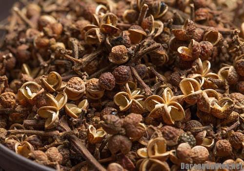 3. Chắm chéo Tây Bắc. Nguyên liệu: Hạt mắc khén, ớt tươi, gừng, muối, rau thơm, húng dũi, mùi tàu, rau mùi. Mắc khén rang, xay thành bột. Ảnh: dacsandantoc.net.