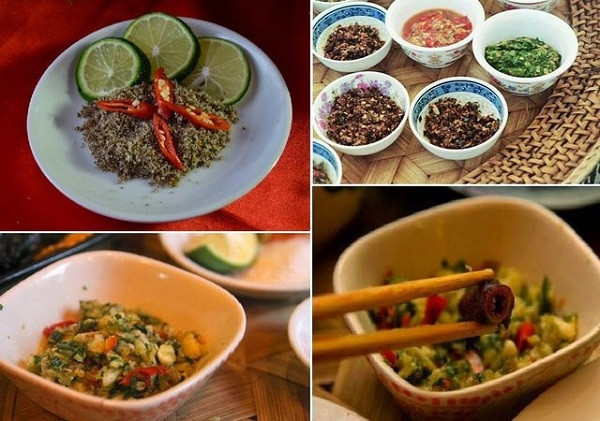 Cho tất cả các nguyên liệu đã chuẩn bị ở bước trên vào cối, giã thật nhỏ, càng nát mịn càng ngon. Riêng đối với mắc khén, chỉ nên cho 1 thìa nhỏ khi giã, số mắc khén còn lại chúng ta để trộn thêm vào bát chẩm chéo khi đã làm xong. Ảnh: phuongnamhoteldienbien.vn.