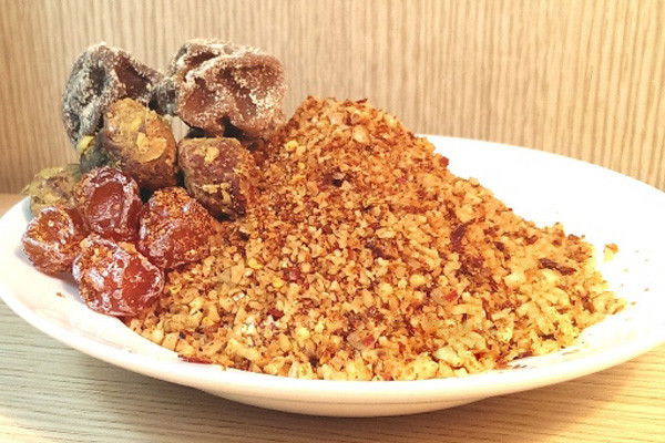 Cho hết các thành phần đường, ớt, ô mai xay vào chảo và đun lửa vừa phải. Đảo liên tục để cho hỗn hợp khô lại là được. Ảnh: hoaquaonline3mien.com.